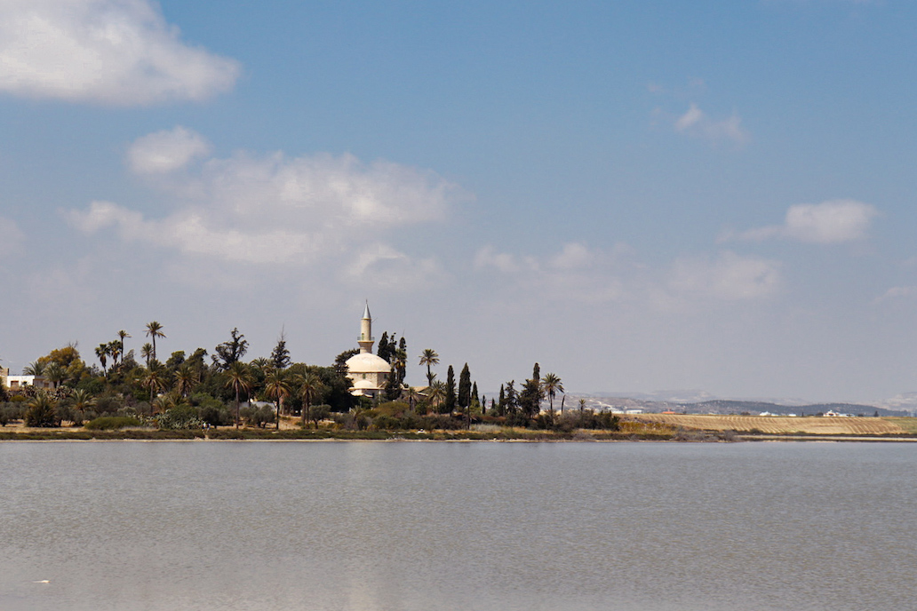 Die Moschee am Ufer des Salzsees.